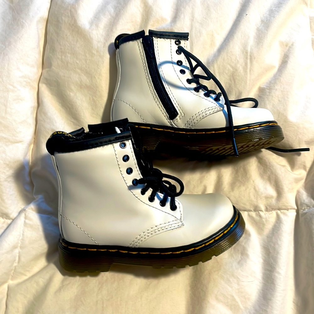 NWOT toddler size 7 white Dr martens
